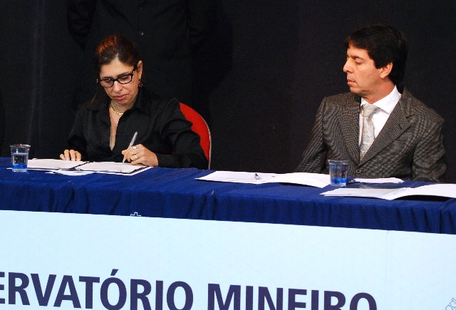 Patrícia Bernardes e Dinis Pinheiro assinaram convênio entre a PUC e a ALMG