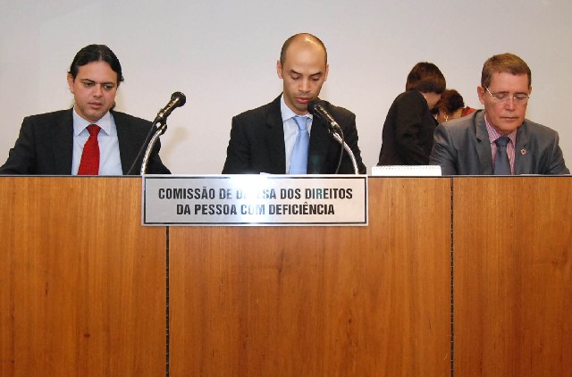 A comissão aprovou três requerimentos do deputado Marques Abreu (ao centro)