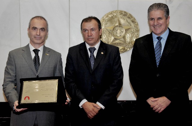 O presidente da Federação Israelita de Minas, Marcos Brafman, recebeu placa comemorativa dos deputados Paulo Guedes e João Leite