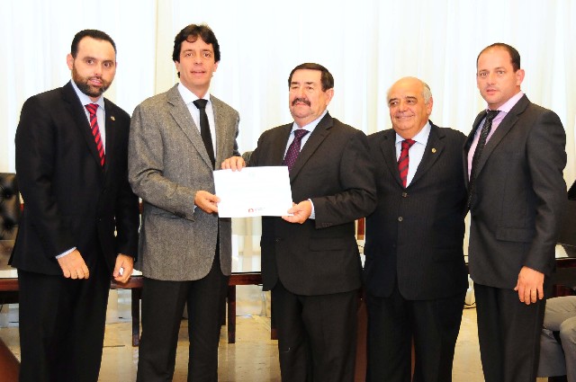 Comissão de Turismo, Indústria, Comércio e Cooperativismo realizou homenagem ao presidente da Higident, Antônio José Vieira (ao centro)