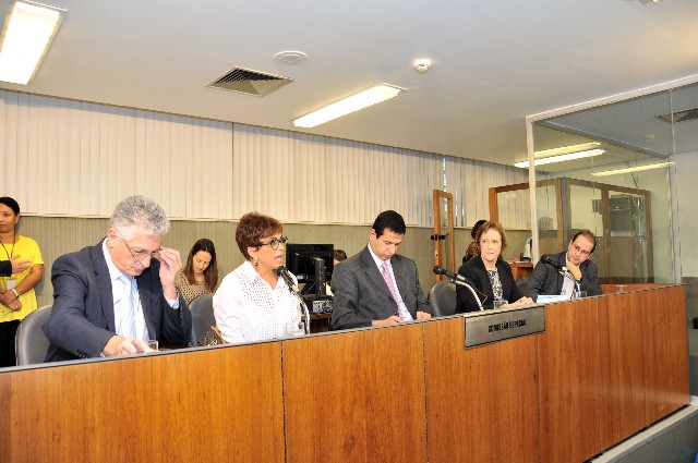 Deputados levantam problemas e questionam indicada sobre formas de enfrentá-los