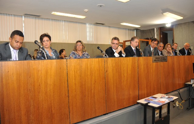 Deputados falaram sobre a PEC 62/13, que deixa expressa a possibilidade de transferência das permissões de táxi