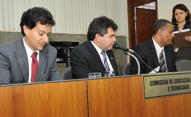 Carlin Moura (à esq.) e Bosco (ao centro) tiveram requerimentos de audiência aprovados