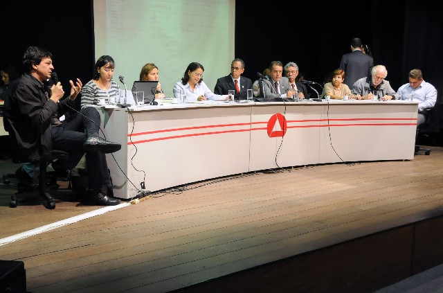 A primeira audiência pública da comissão foi realizada nesta quarta-feira (24), no Teatro