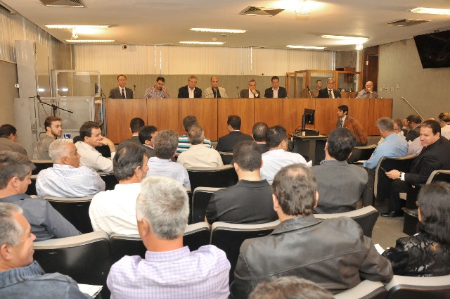 Matéria especial sobre judicialização da saúde. Reunião da Associação Mineira de Municípios (AMM) com prefeitos.
