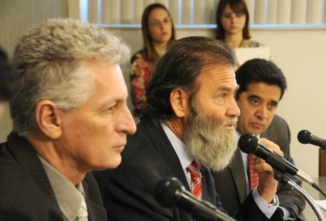 O deputado Durval Ângelo (centro) remarcou a reunião para 27/5