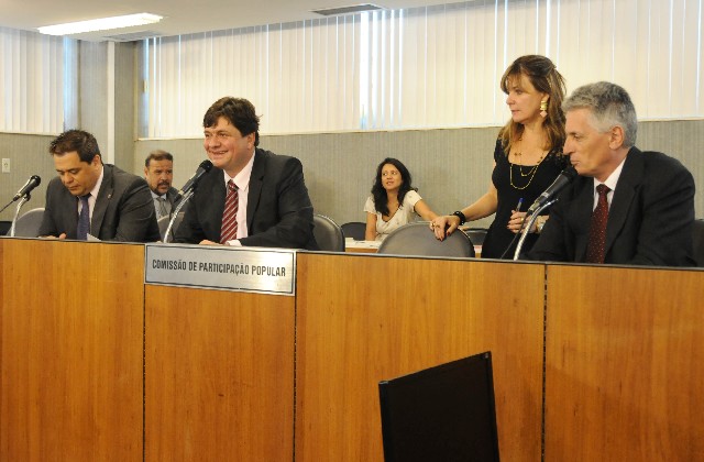 O autor da proposição é o presidente da comissão, deputado André Quintão (centro)