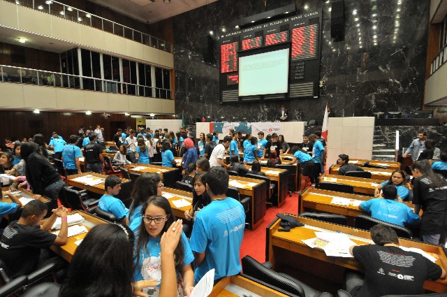 O Parlamento Jovem existe desde 2004 e é uma iniciativa da ALMG, por meio da Escola do Legislativo, com a PUC Minas