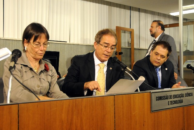 A Comissão de Educação aprovou dois requerimentos