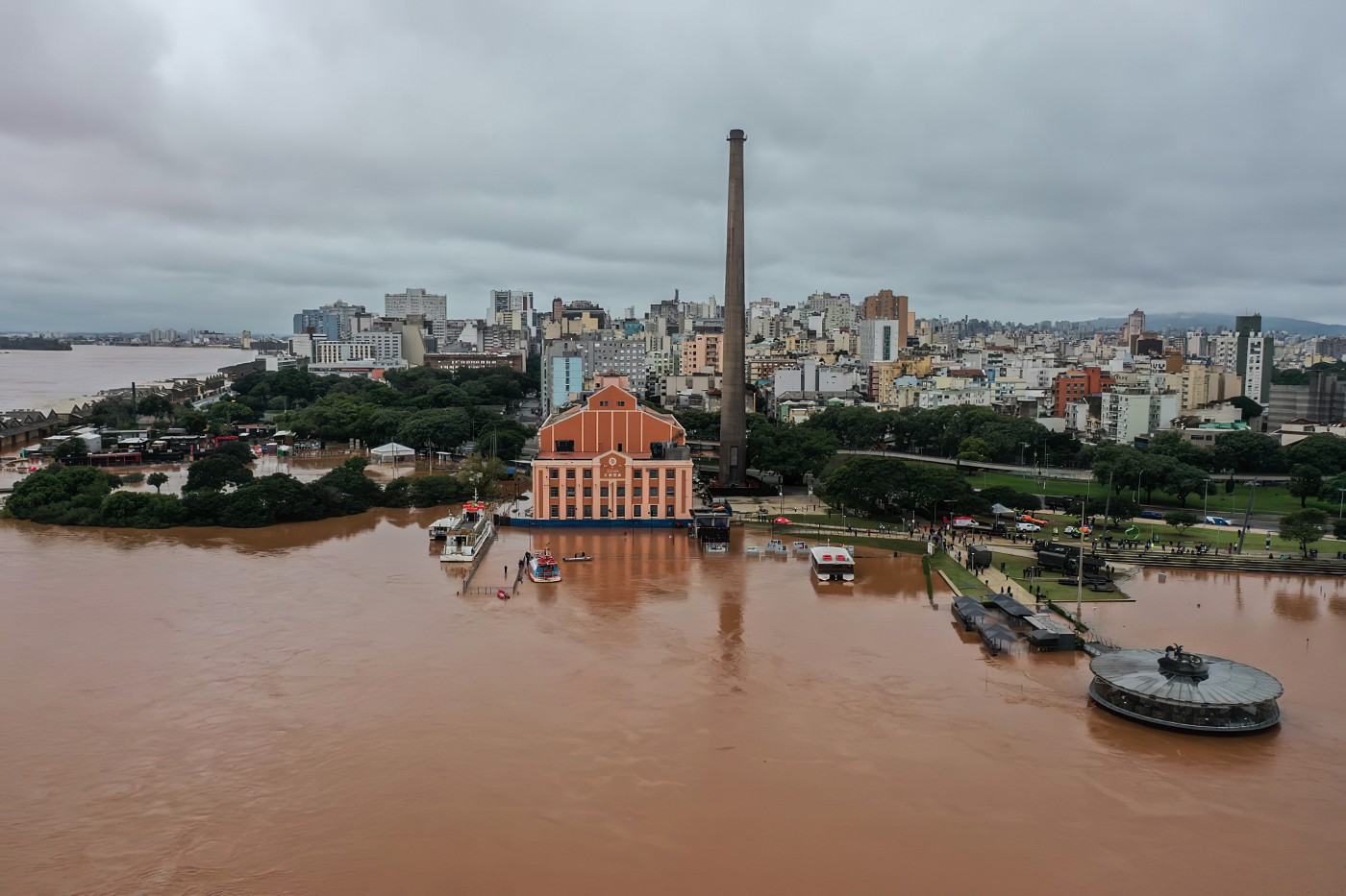 Usina do Gasômetro em Porto Alegre após chuva intensa.