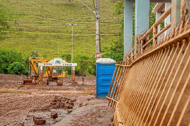 Barragem de rejeitos da mineradora Samarco se rompeu, provocando uma avalanche de lama