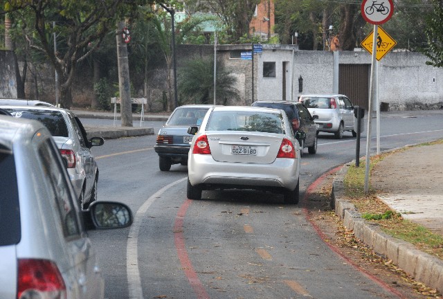 Carros não respeitam sinalização da ciclovia. Diversas reivindicações referentes a melhorias nas vias foram apresentadas por ciclistas durante visita
