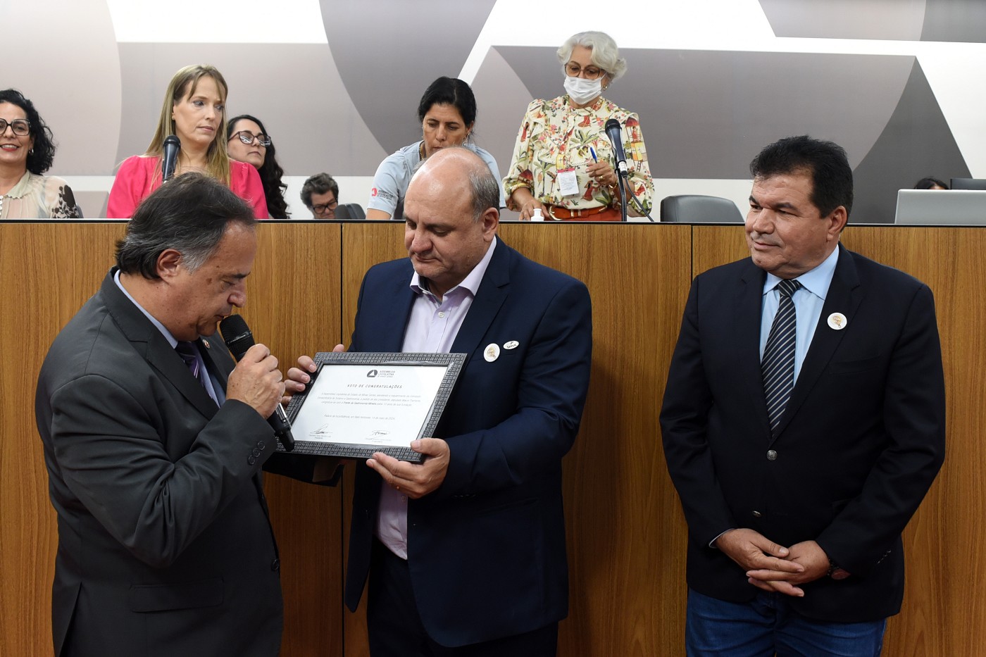 Comissão Extraordinária de Turismo e Gastronomia - entrega de voto de congratulação para a Frente da Gastronomia Mineira