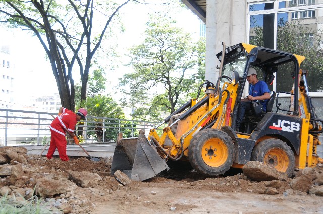 Começaram as obras nas calçadas da Rua Rodrigues Caldas, com a remoção da pedra portuguesa, para posterior melhoria no sistema de drenagem