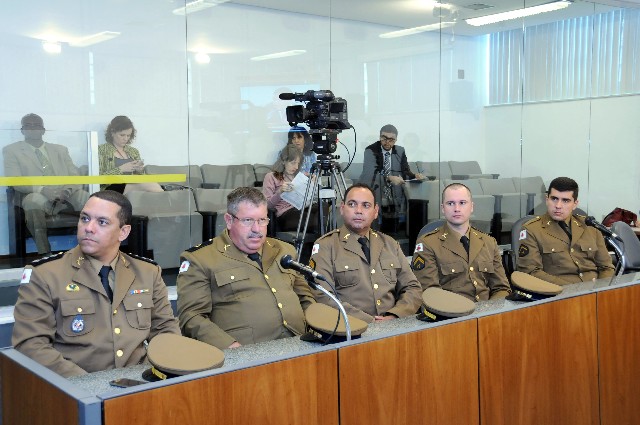 Da esquerda para a direita: capitão Emiliano Ferreira, subtenente Paulo de Almeida, sargento Benedito Martins, cabo Sergio de Carvalho e soldado Neivaldo Salgueiro