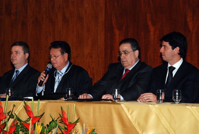 Antônio Cruvinel (ao microfone) assumiu o cargo na tarde desta segunda (9)