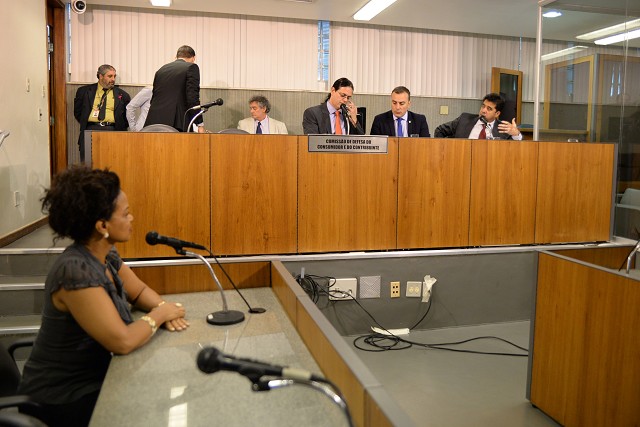 Presidente do Movimento Democrático Universidade para Todos, Adriana Ferreira, relatou aos deputados o ocorrido