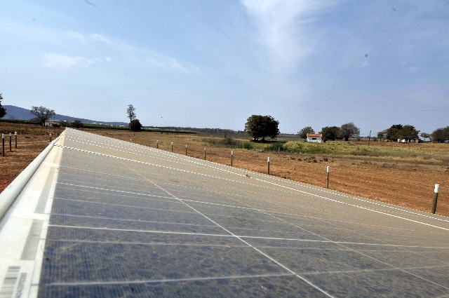 Comissão de Minas e Energia conhece os projetos de irrigação movidos por energia solar da Fazenda Lagoa de São João em Capitão Enéias