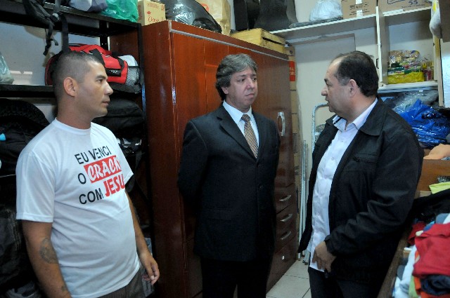 Segundo Antônio Jorge (centro), a visita faz parte do plano da comissão de conhecer as experiências das instituições voltadas à recuperação de dependentes químicos