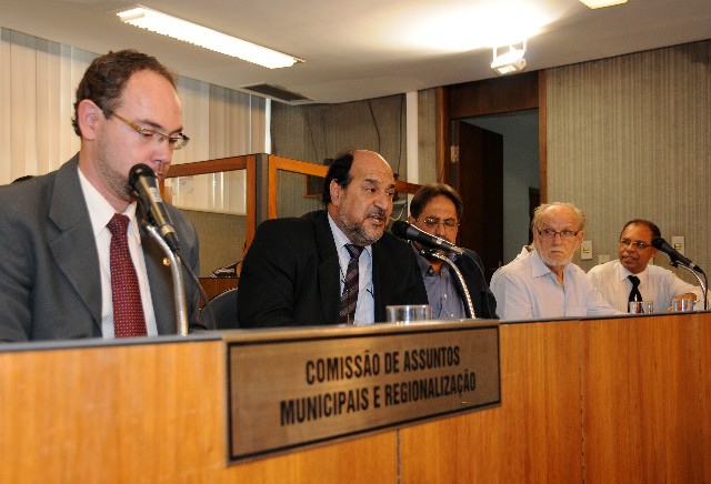 Gamarano disse estar empenhado em colaborar para a instalação de um campus da Uemg na cidade
