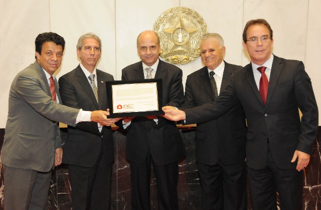 Deputados entregaram placa alusiva a homenagem a representantes do Centro de Integração Empresa-Escola
