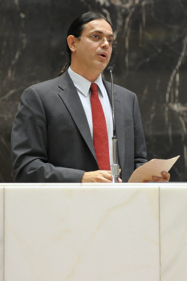 Elismar Prado manifestou apoio aos servidores do Judiciário presentes nas galerias, que pediam aprovação do PL 1.106/15