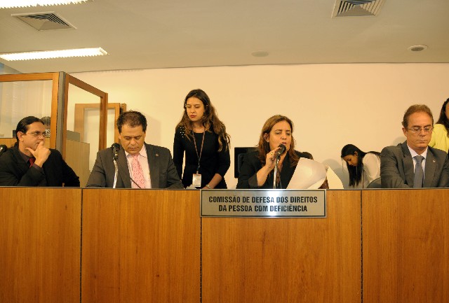 O relator, deputado Glaycon Franco, opinou pela aprovação na forma do substitutivo nº 1 da CCJ