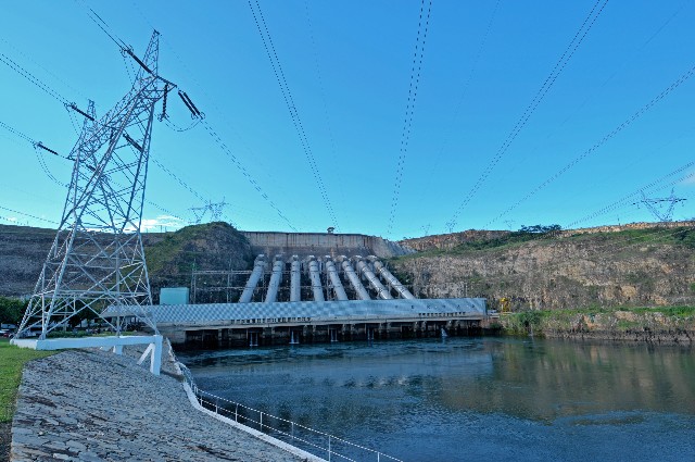 A Usina de Furnas gera 1,2 megawatts/hora de energia elétrica, o suficiente para atender uma população de 5 milhões de pessoas
